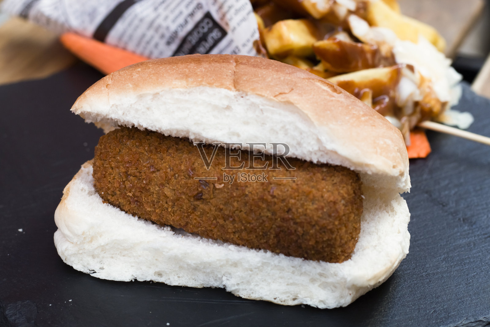 脆皮薯条配酱汁炸马苏里拉芝士配软白面包和脆皮薯条配酱汁照片摄影图片