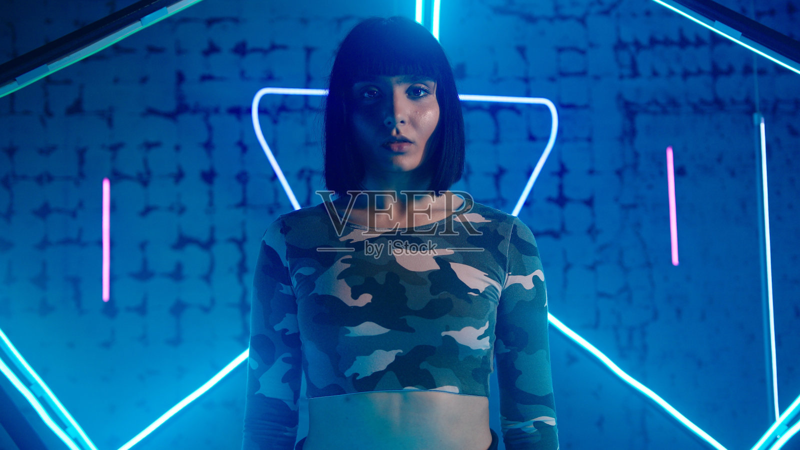 赛博朋克女士在霓虹灯下冷漠地看着镜头照片摄影图片