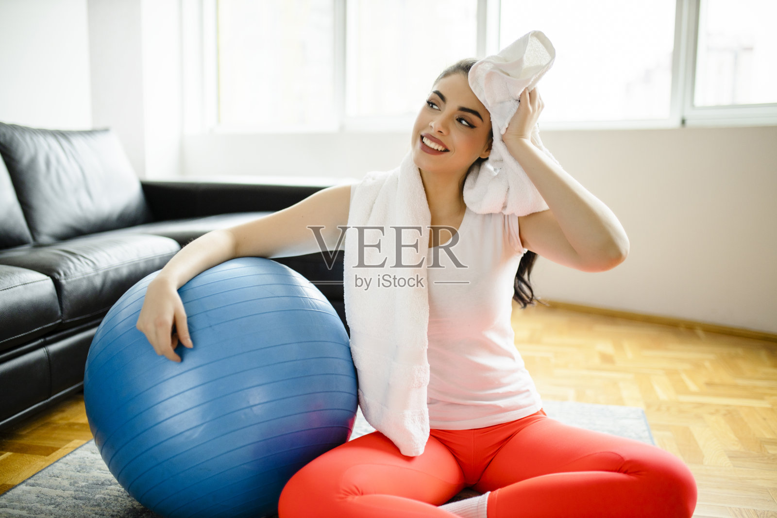 年轻女子用健身球在家锻炼的肖像照片摄影图片