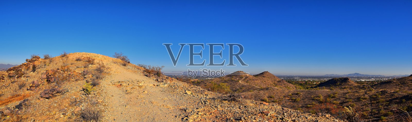 南山公园和保护从皮马峡谷徒步旅行路线，凤凰城，南亚利桑那州沙漠。美国。照片摄影图片