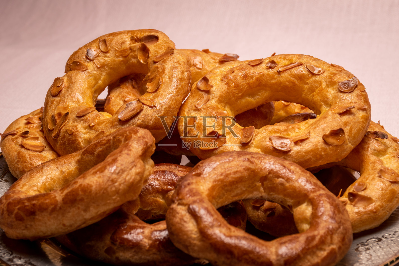 杏仁甜甜圈，自制杏仁甜甜圈。用蜂蜜，黄油和坚果自制西班牙糕点。照片摄影图片