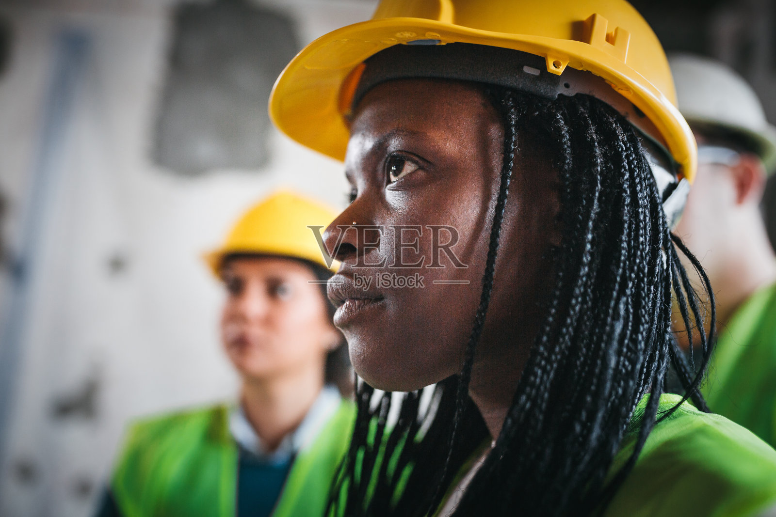 建筑工地上的女建筑师照片摄影图片