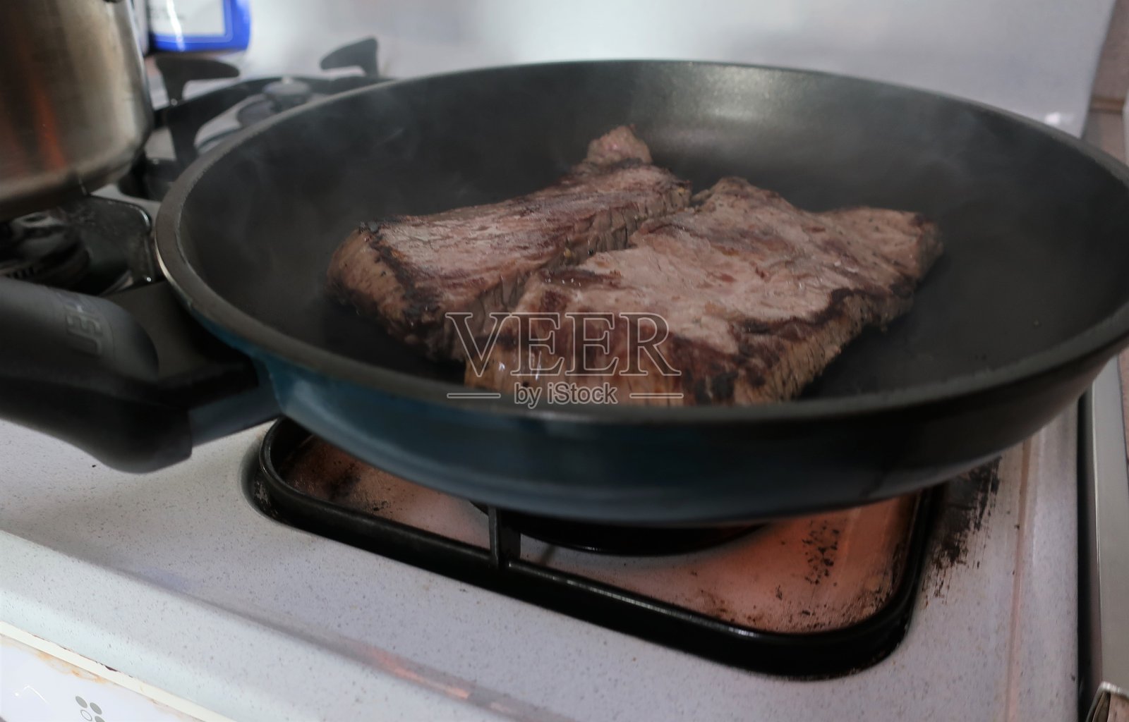 在煎锅上烤韩国牛肉照片摄影图片