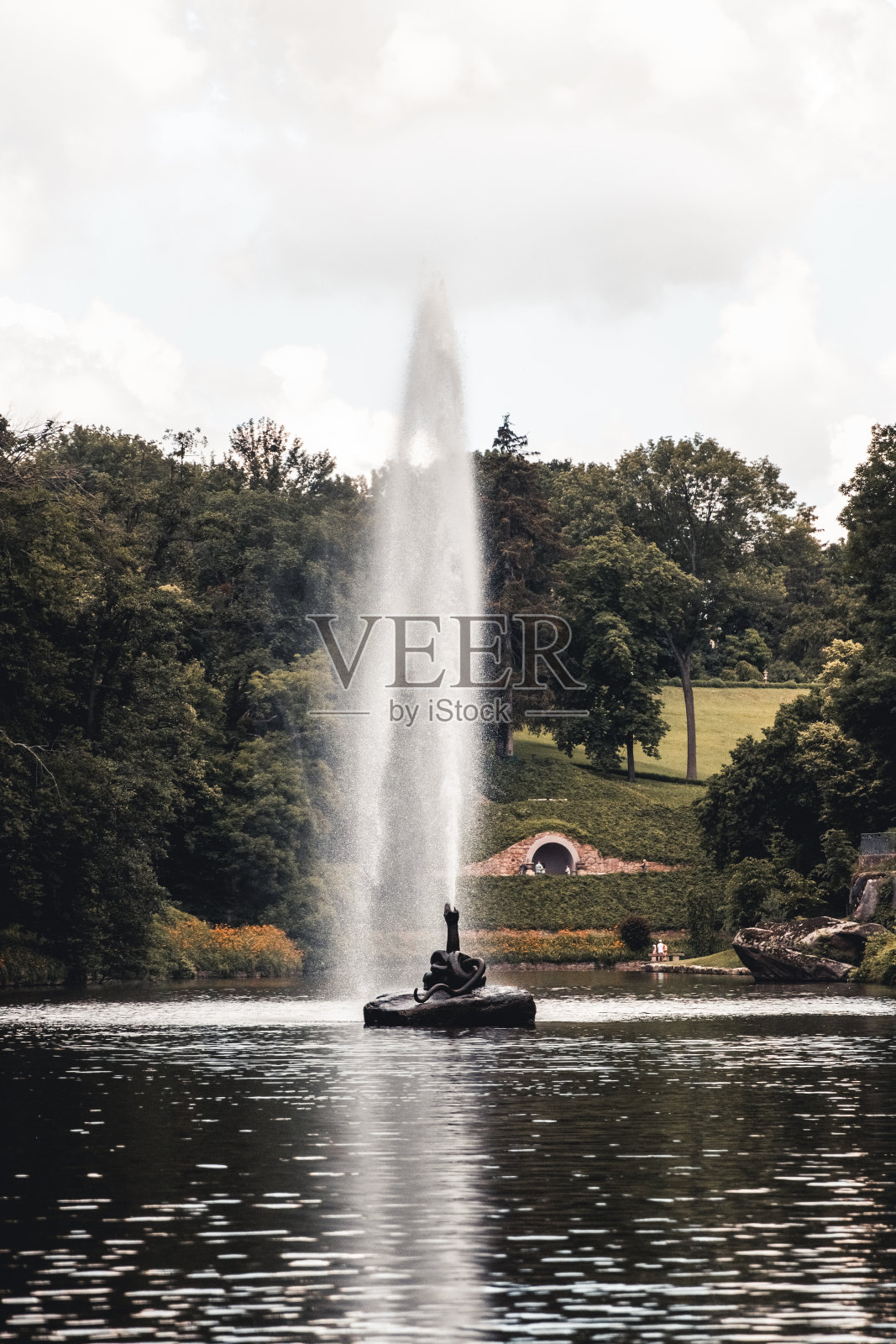 湖中央的蛇形喷泉照片摄影图片