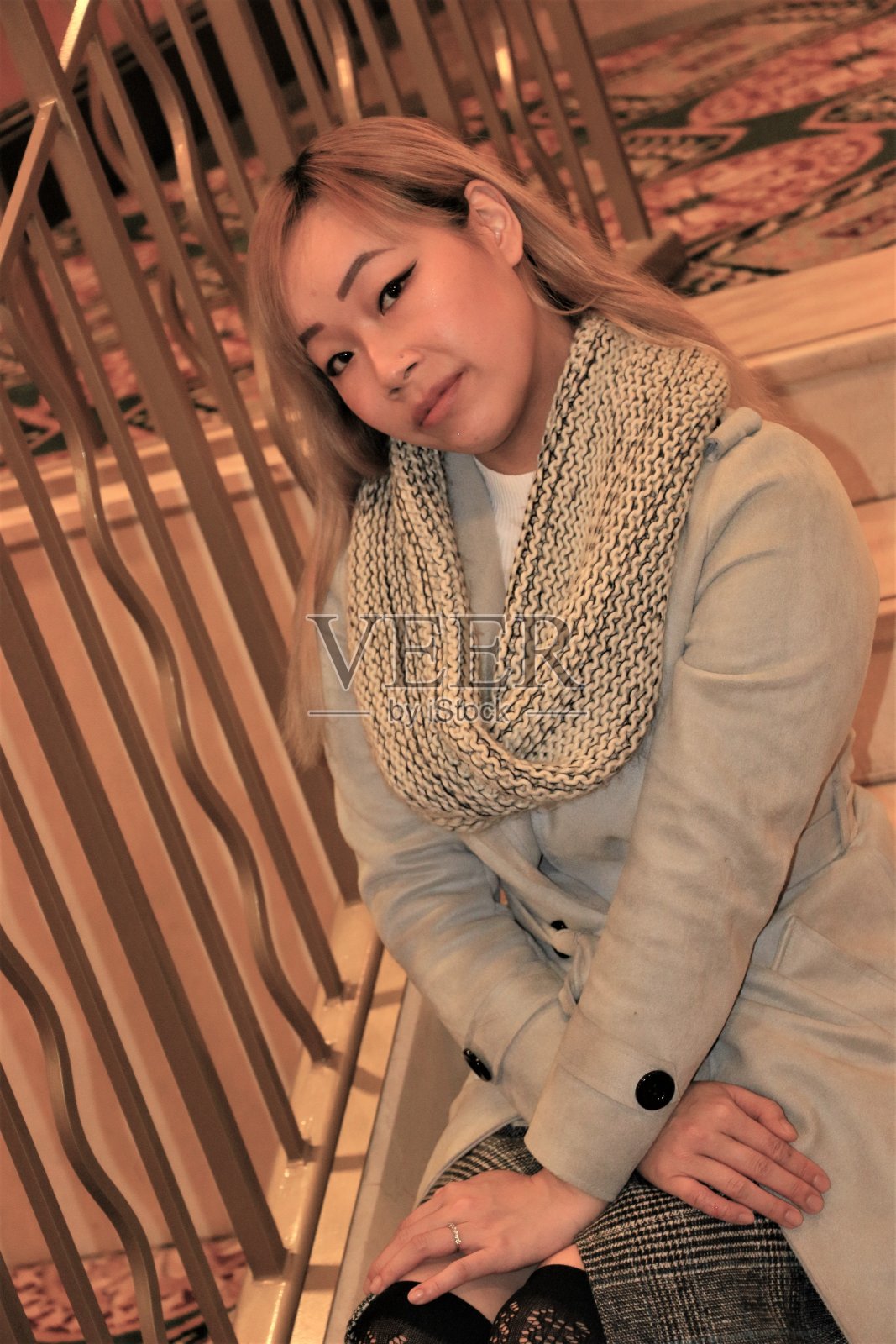 坐在楼梯上照片摄影图片