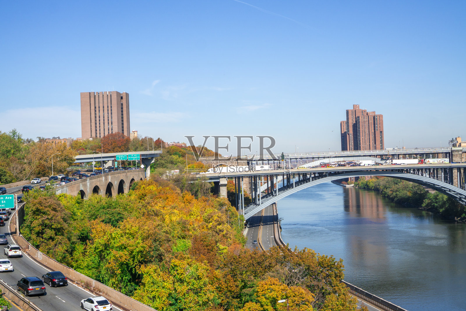 纽约/美国- 2020年11月7日:高桥与公路和彩色树木在秋季照片摄影图片