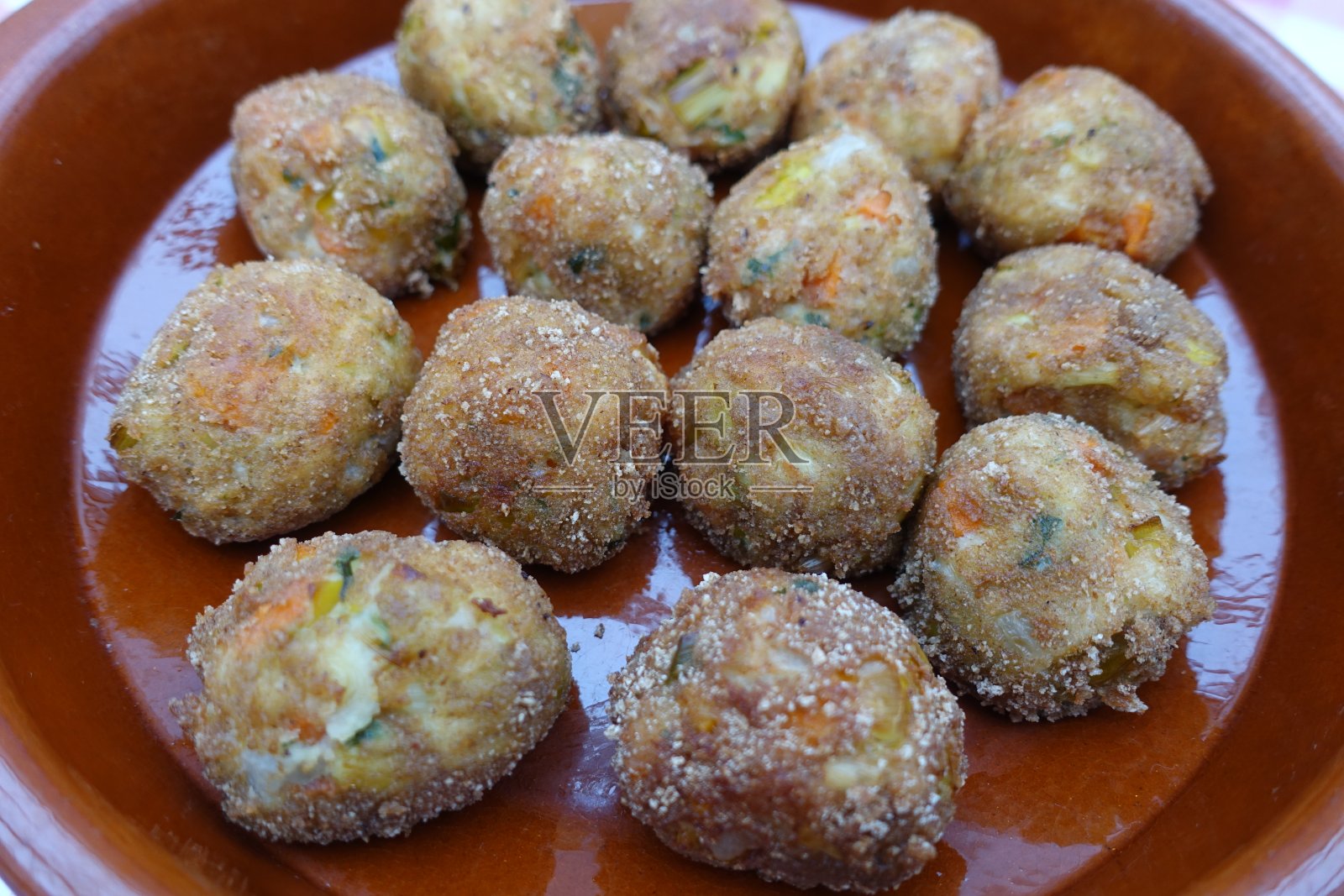 自制蔬菜炸丸子配面包屑酱汁油炸蔬菜油炸法国美食照片摄影图片