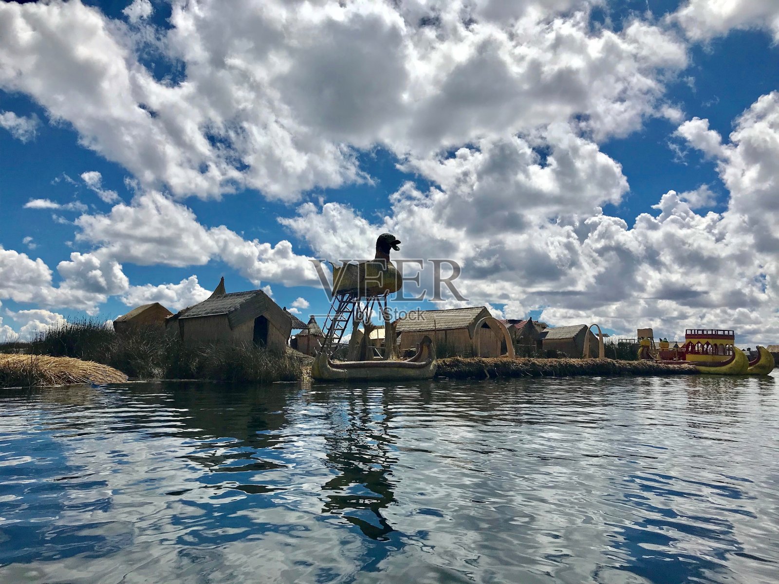 喀喀湖壮观的风景，令人印象深刻的天空云景乌鲁斯浮岛，田园诗般的夏季秘鲁自然。照片摄影图片