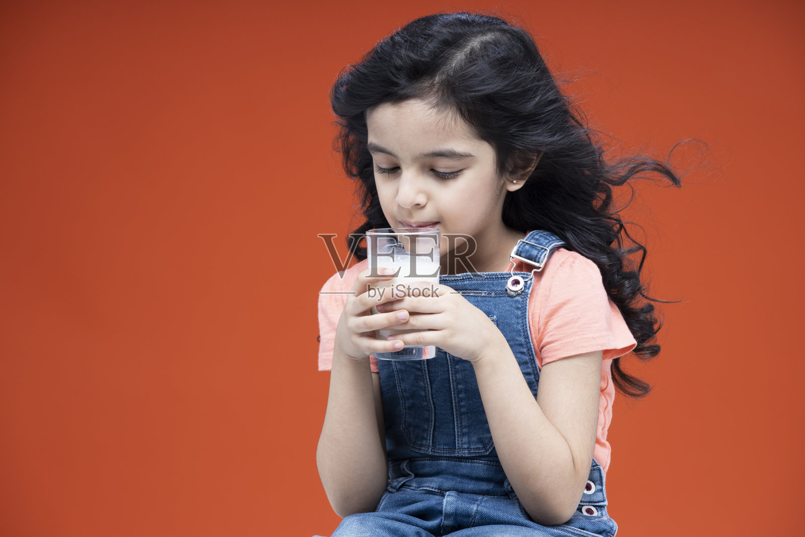 快乐微笑的小女孩，库存照片照片摄影图片