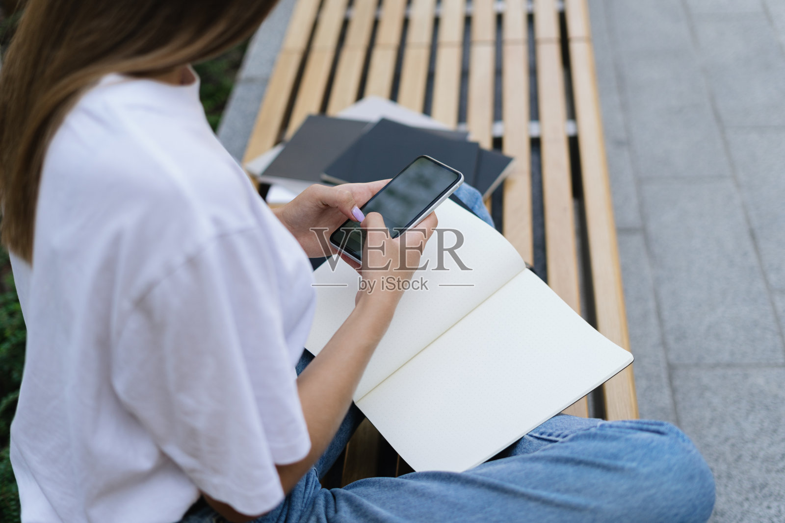 成人学院学生女孩使用现代智能手机的应用程序照片摄影图片