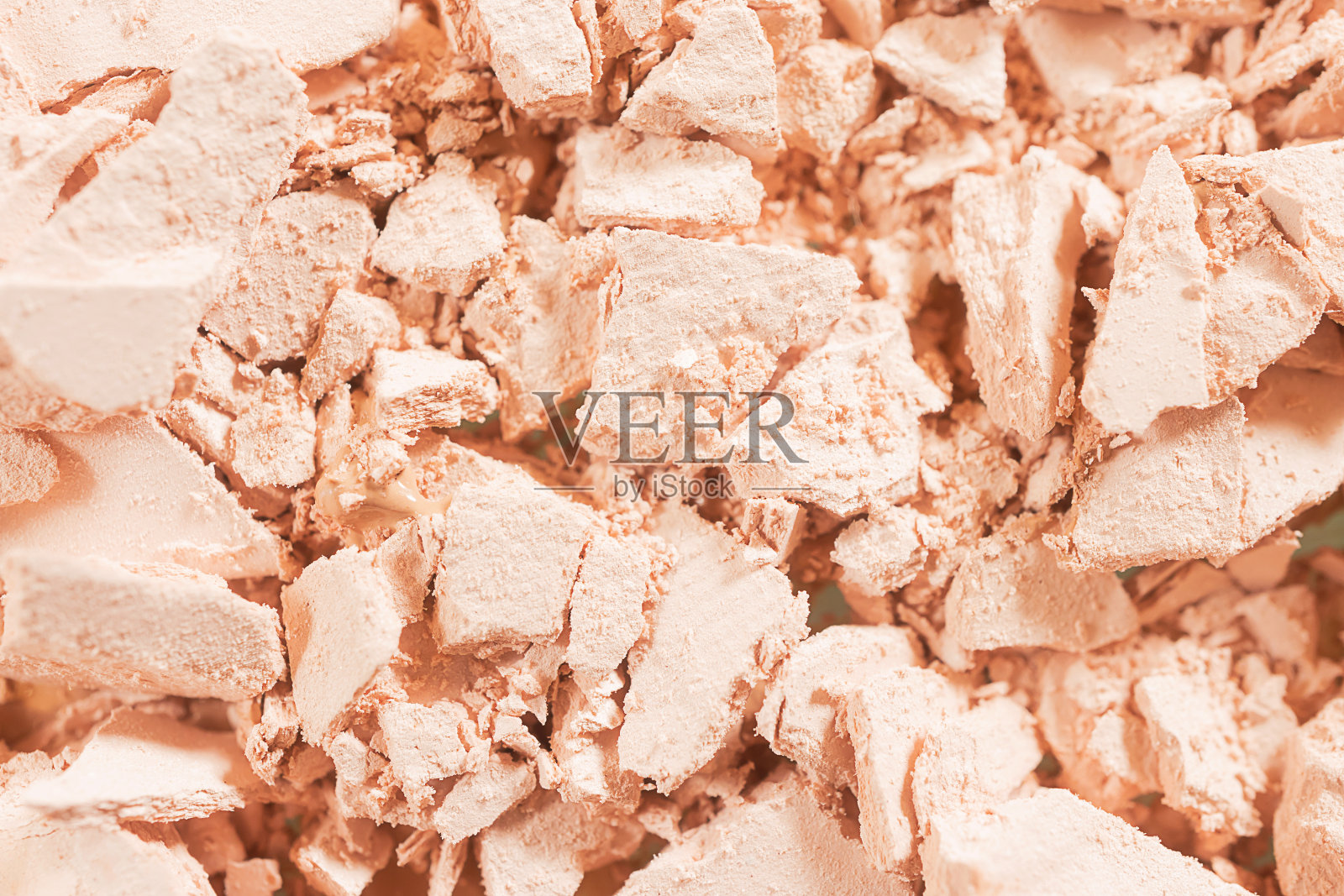 粉底涂抹于白色背景上。照片摄影图片