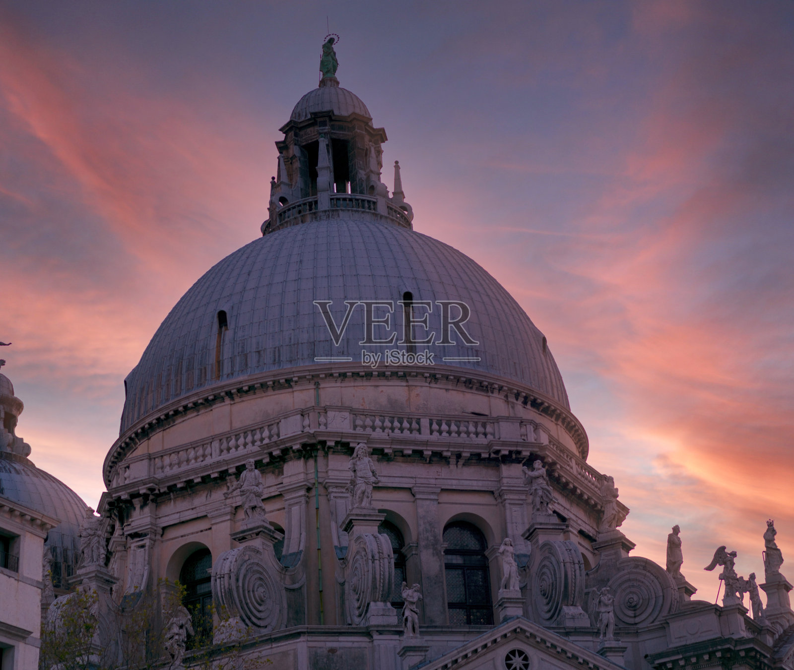 日落时分，威尼斯的圣玛丽亚敬礼大教堂照片摄影图片