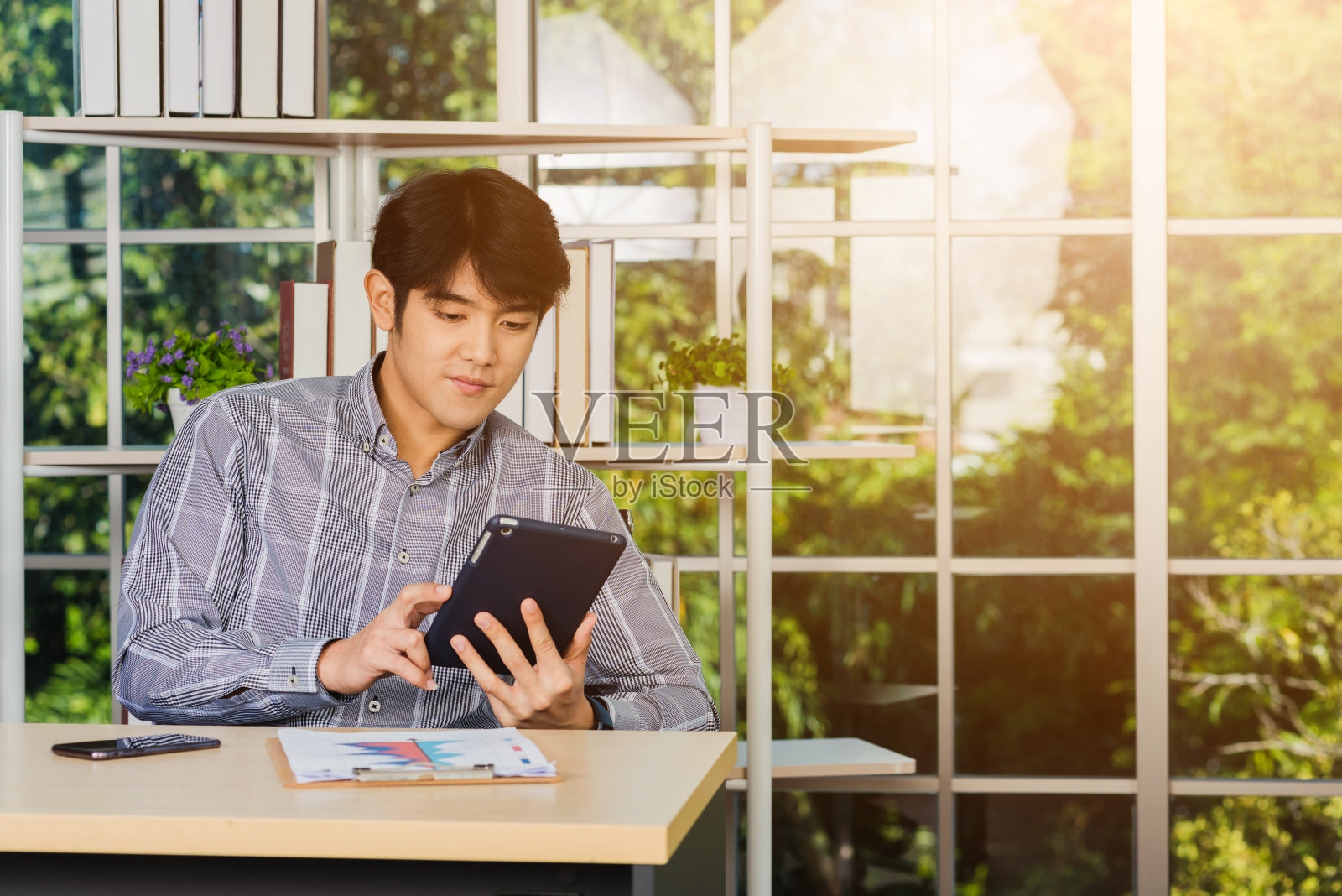 用触控板检查邮件的帅哥照片摄影图片