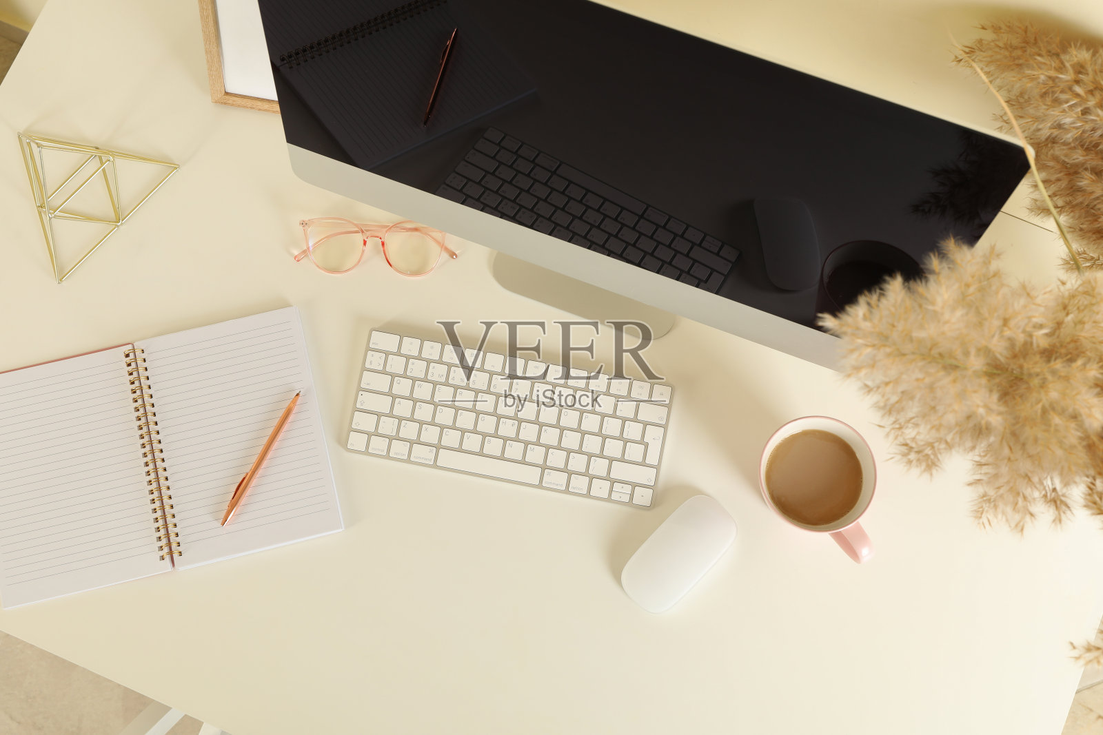 白色桌子上的现代台式电脑的办公理念照片摄影图片