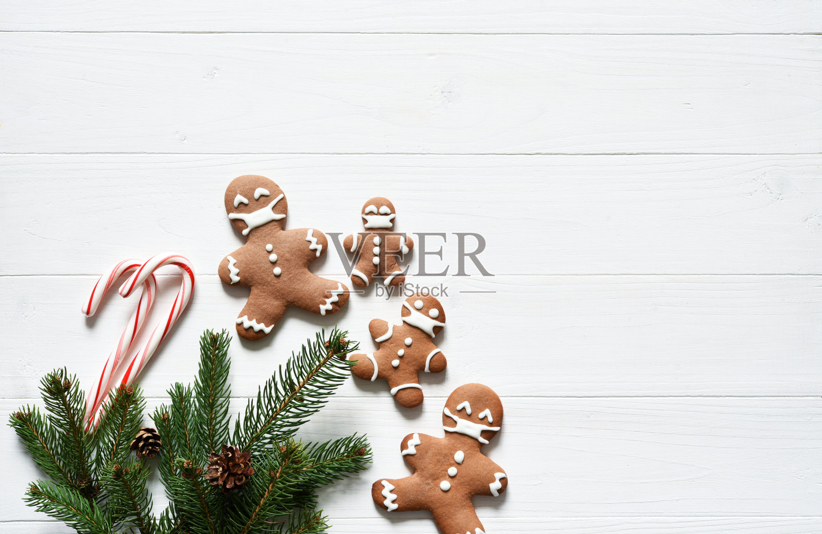 新年的概念背景。用杉木和姜饼装饰在白色的木制背景上。照片摄影图片