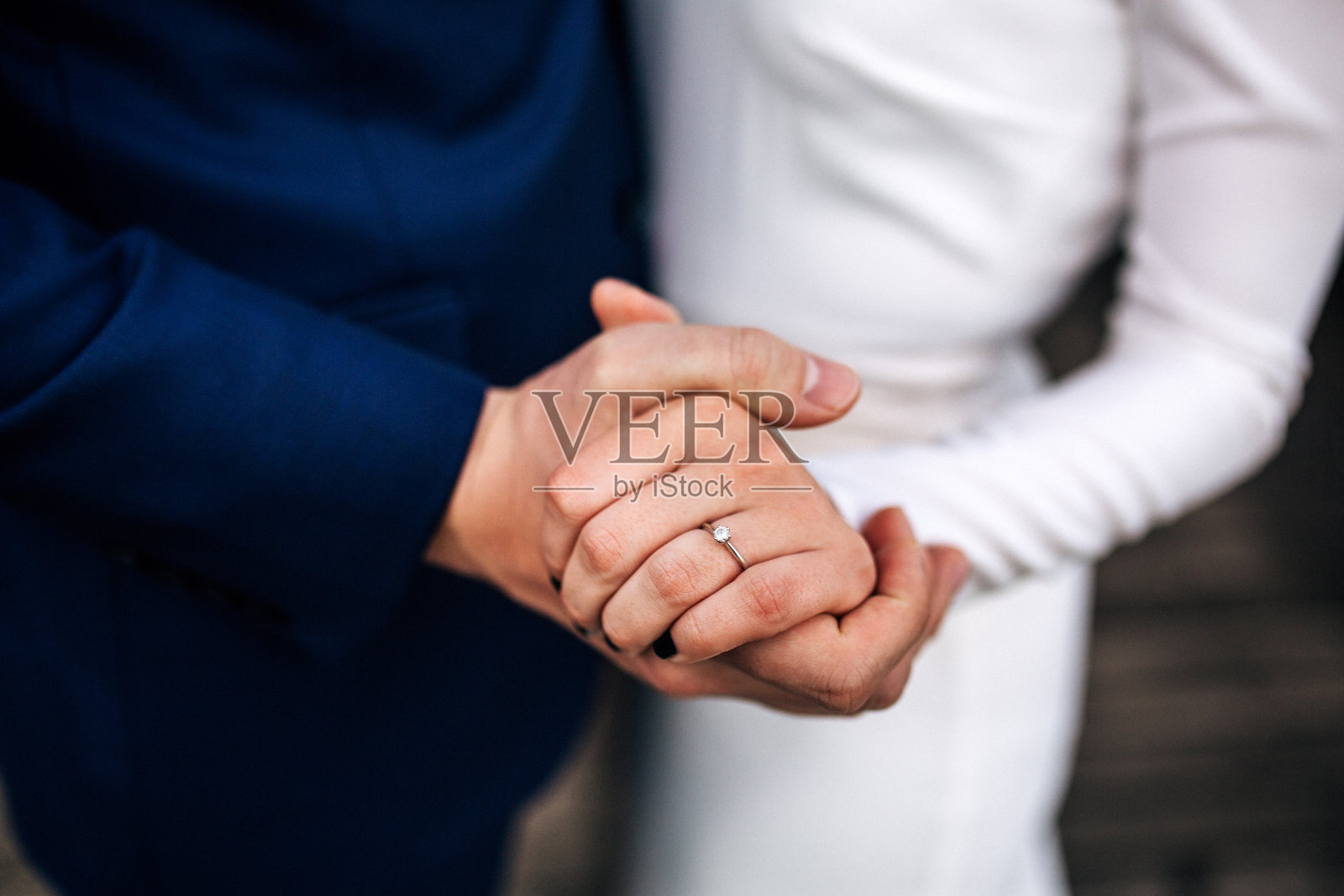 一对新婚夫妇手牵着手照片摄影图片