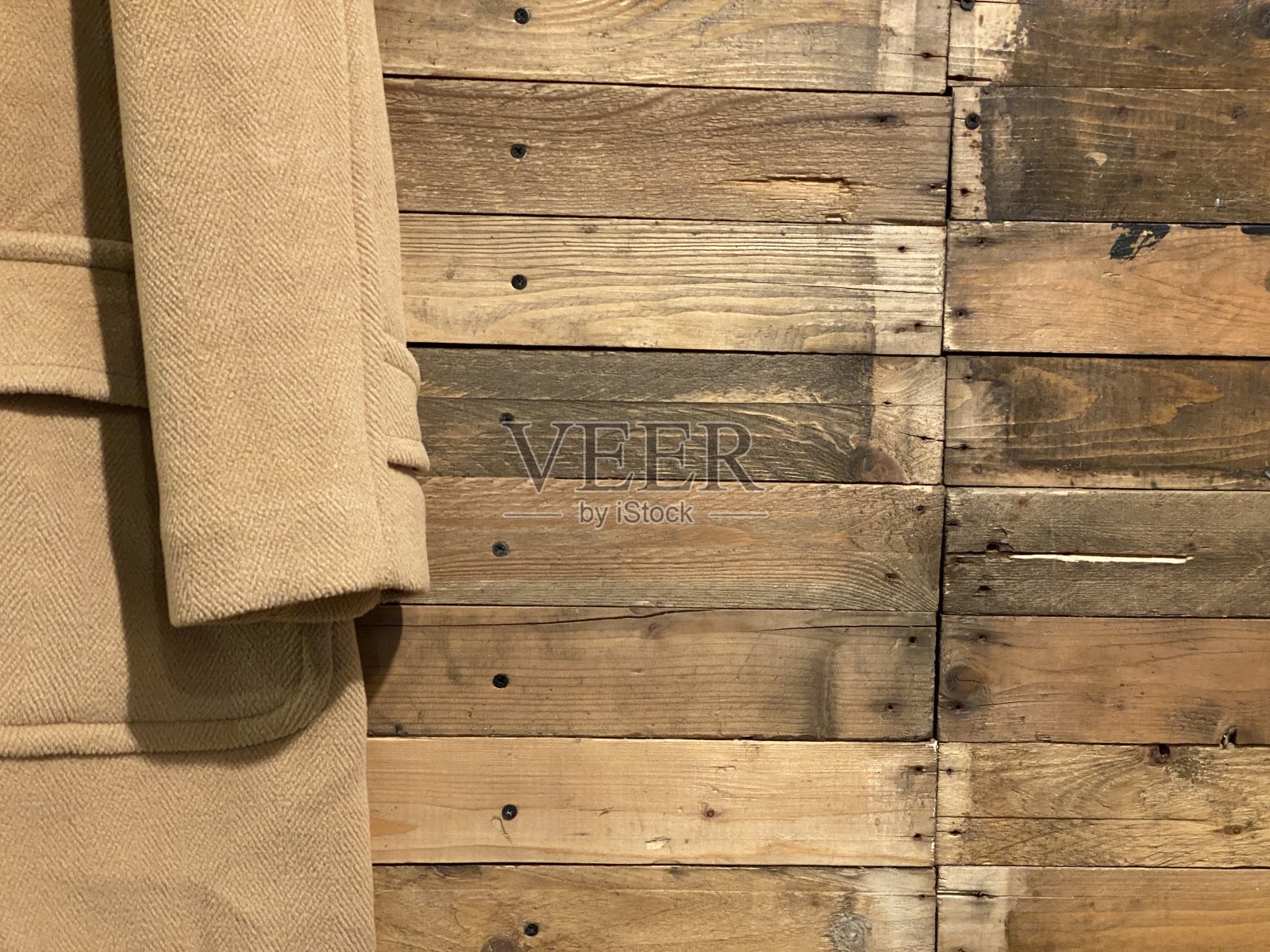 复古大衣，木墙背景，复古木墙背景，木板背景照片摄影图片