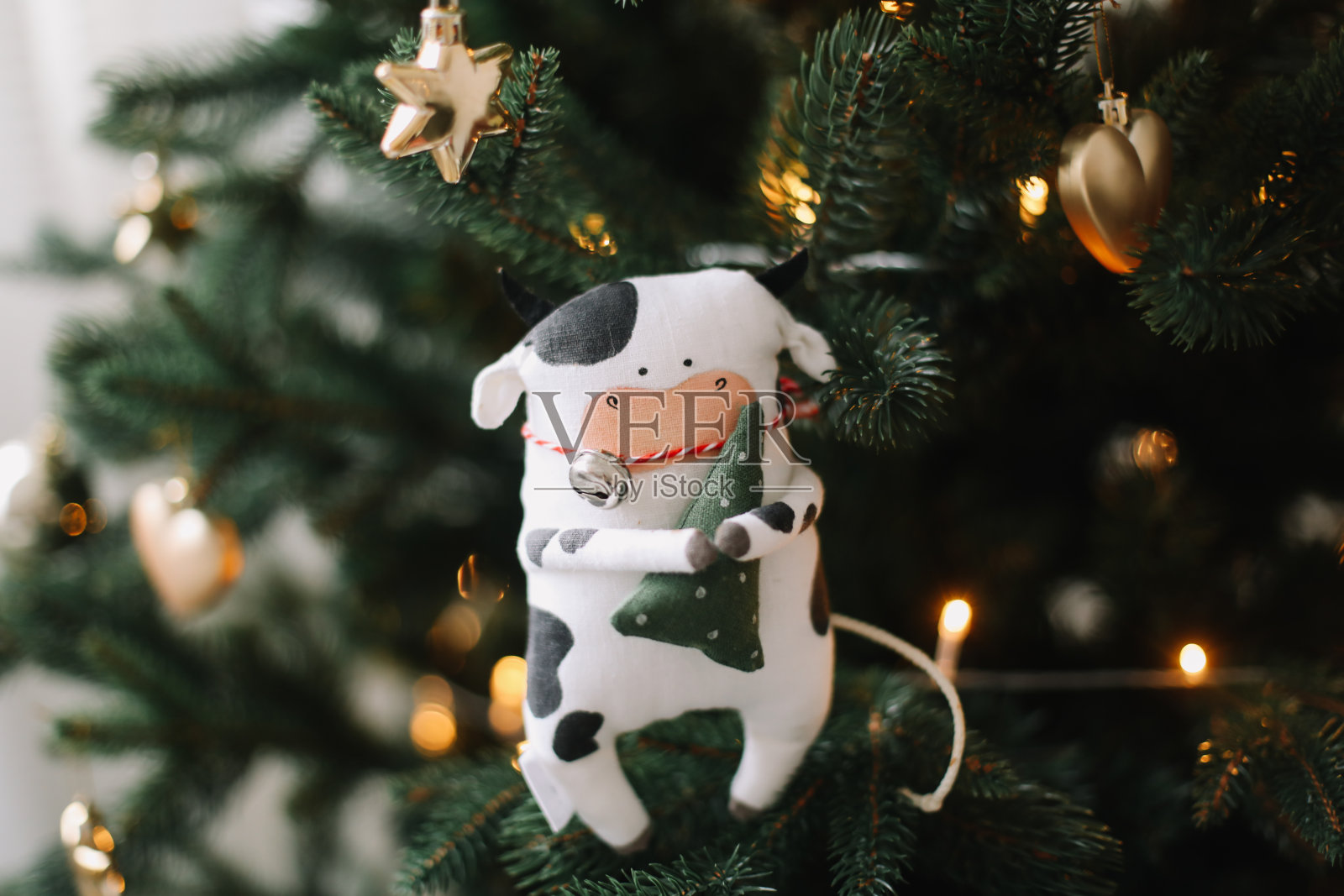 玩具牛。2021年中国新年的象征。圣诞和新年快乐的背景。特写，选择性聚焦照片摄影图片