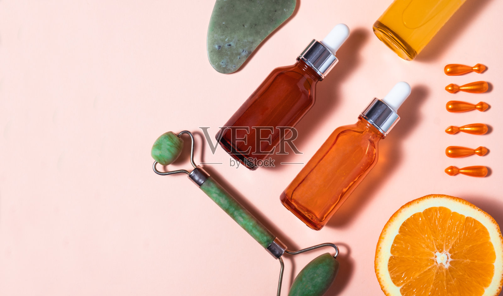 抗衰老的护肤产品和工具，粉彩背景与复制空间照片摄影图片