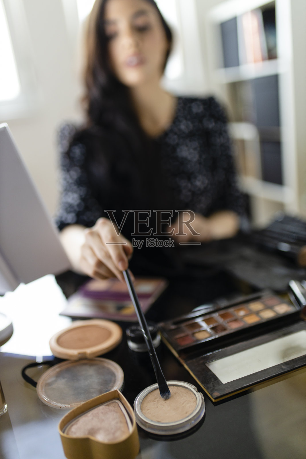 年轻女性化妆师的肖像准备工具拍摄教程照片摄影图片