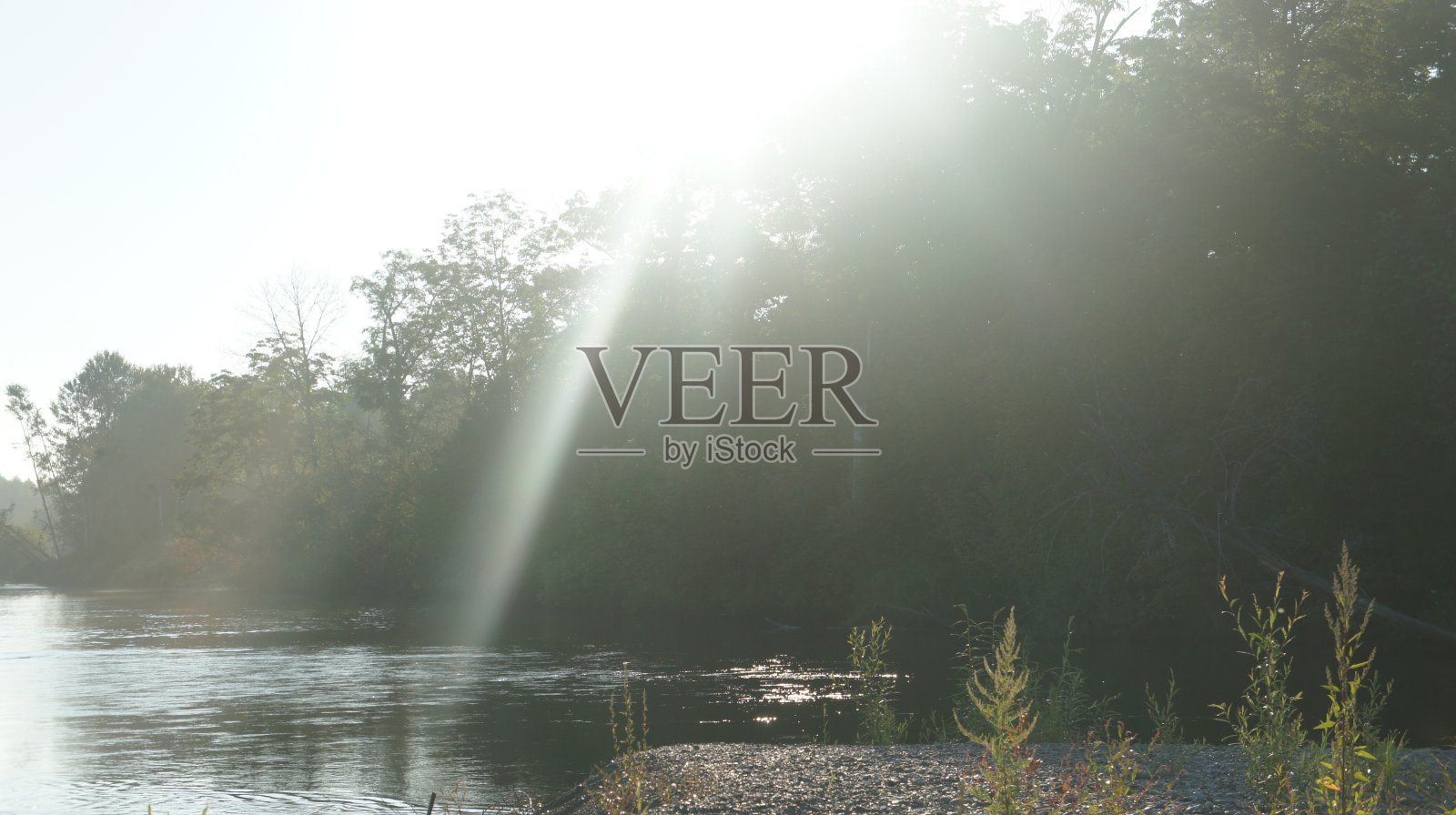清晨耀眼的阳光，拂晓洒在河上照片摄影图片