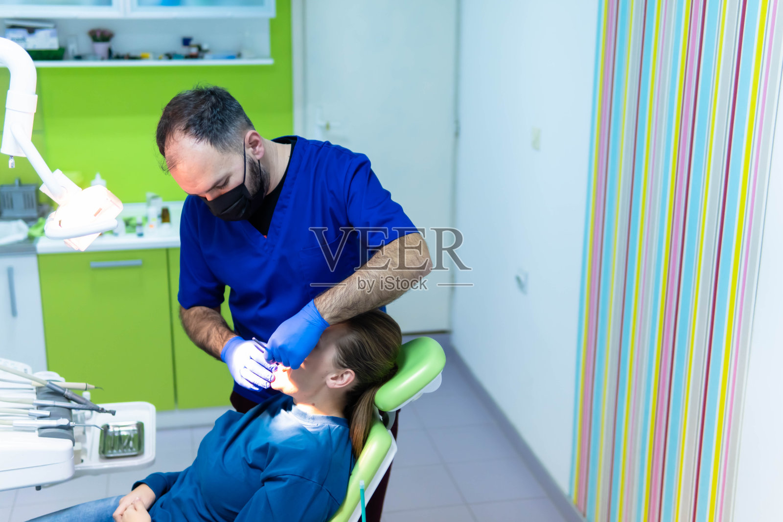 牙医诊所的年轻女子。牙科诊所。照片摄影图片