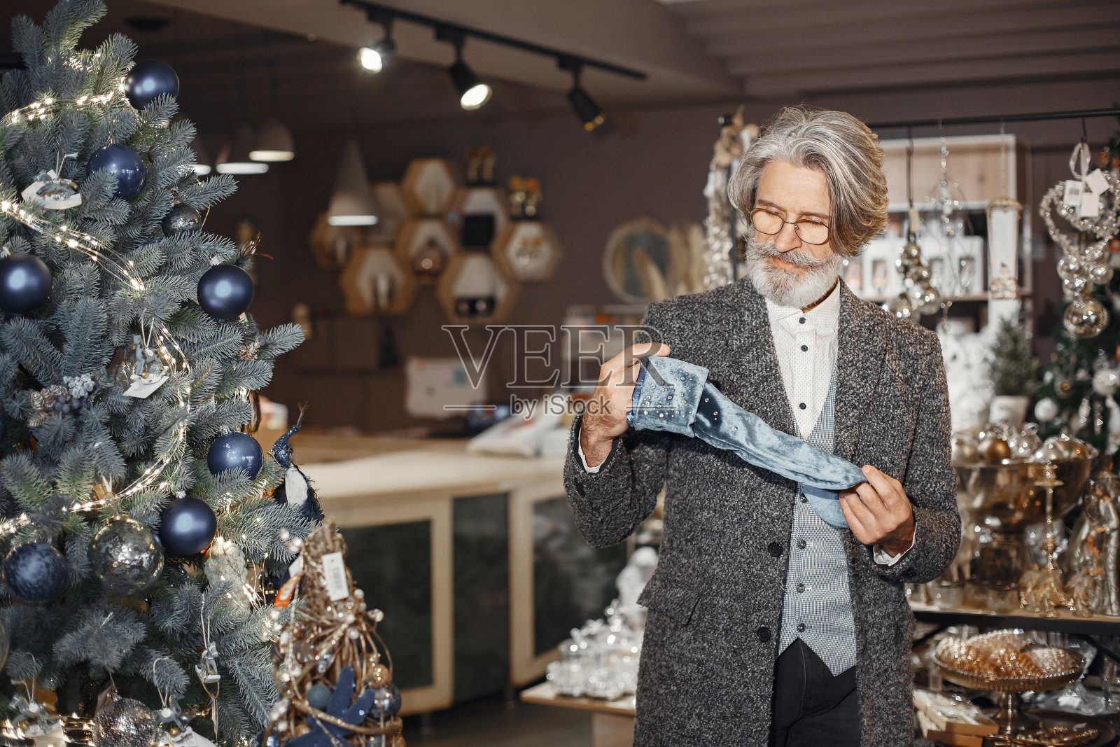 老人在商店里买圣诞装饰品照片摄影图片