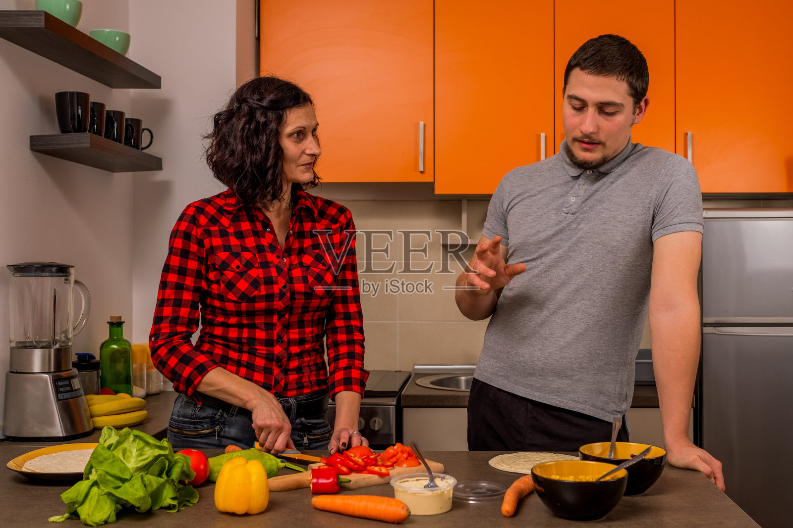 母亲和儿子在准备健康的饭菜照片摄影图片