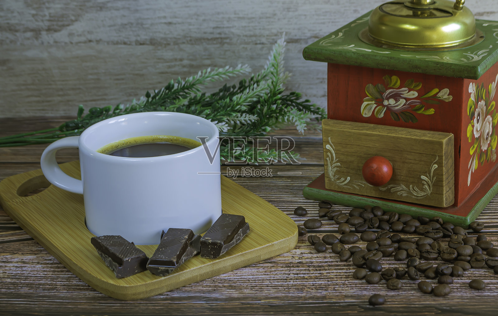 木桌上散落着咖啡粒。照片摄影图片