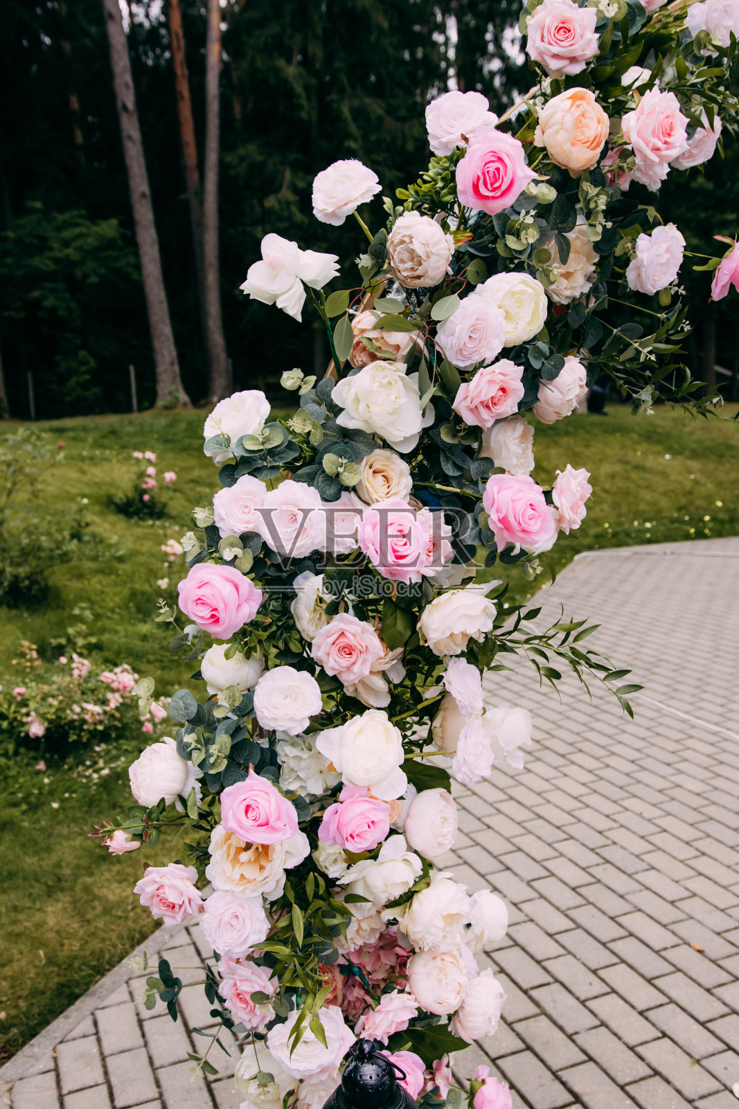 婚礼装饰拱门与鲜花照片摄影图片
