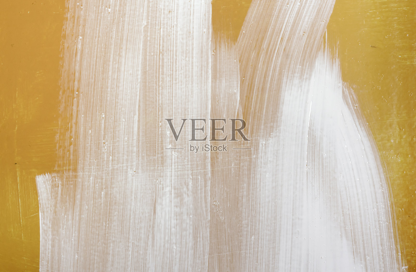 抽象的背景，白色的油漆图案在黄色的墙上照片摄影图片