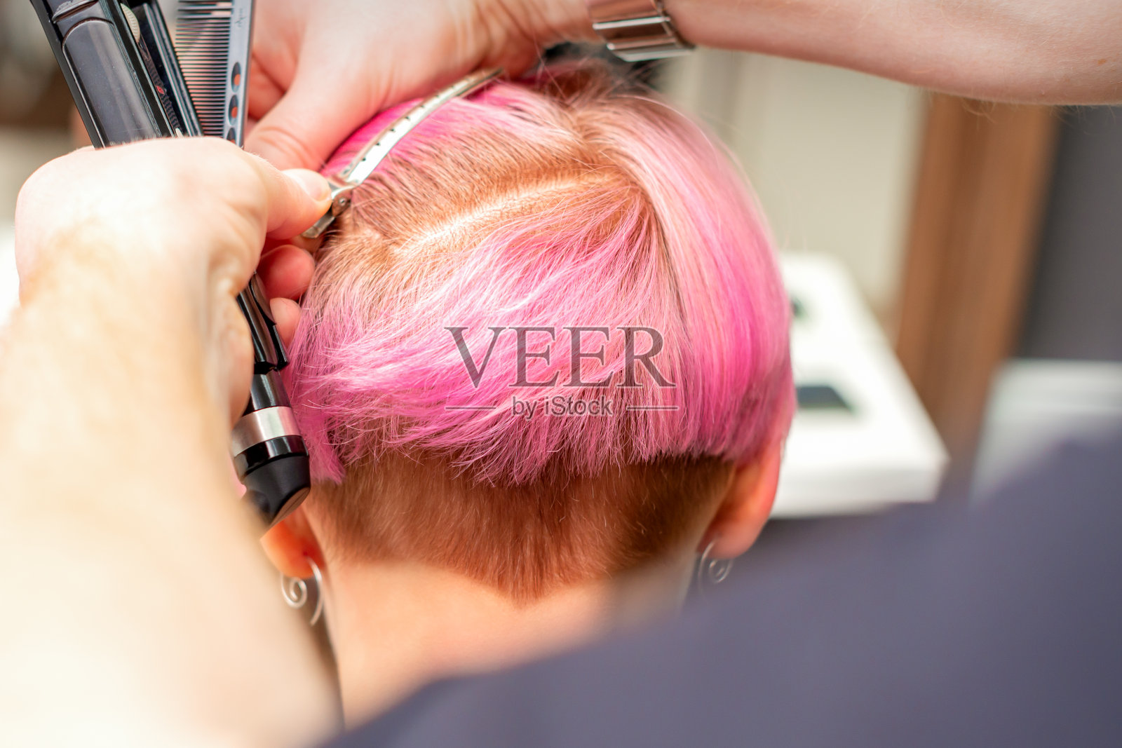 理发师用发夹夹头发照片摄影图片