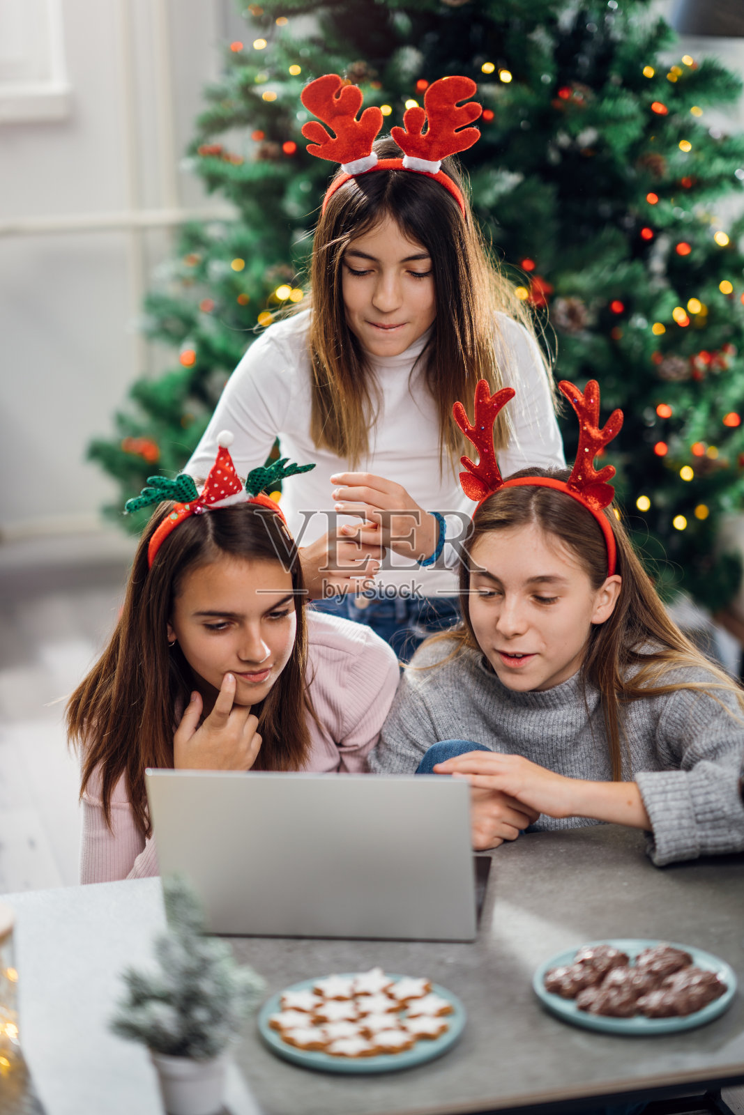 十几岁的女孩们用笔记本电脑和朋友们聊天照片摄影图片