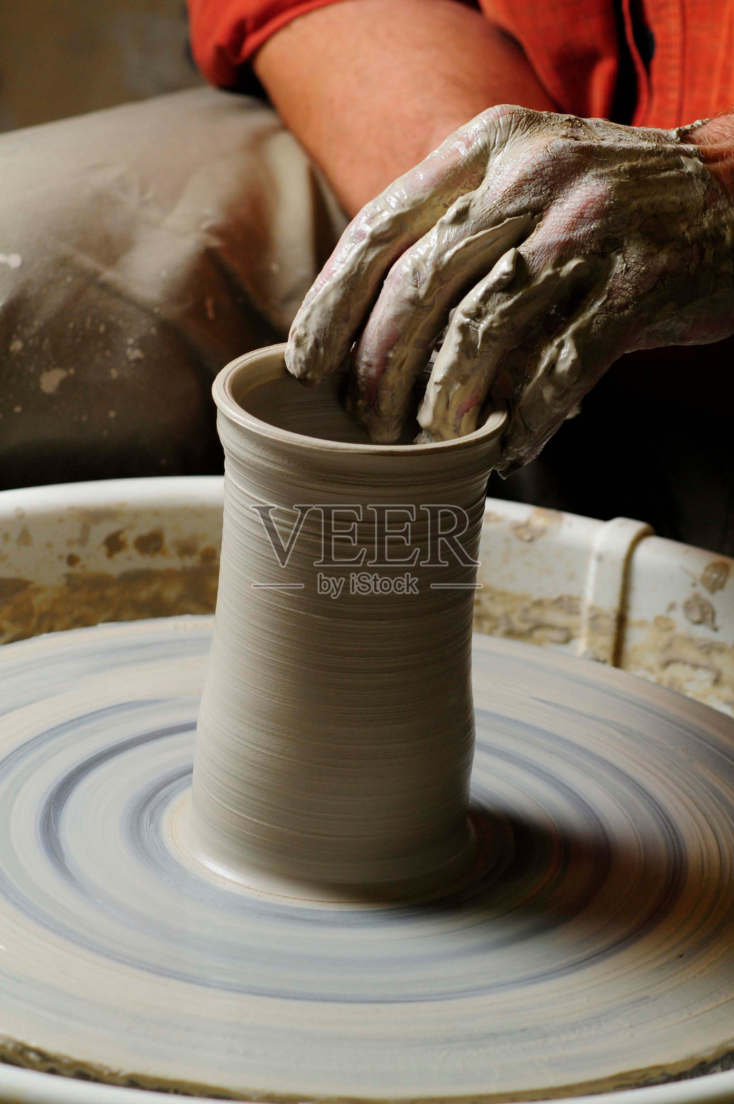 用手在陶轮上制作陶器照片摄影图片