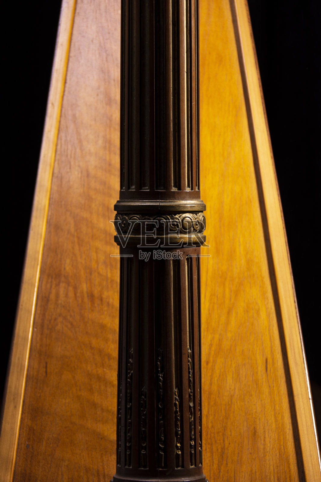 从前面看到的竖琴的一部分照片摄影图片