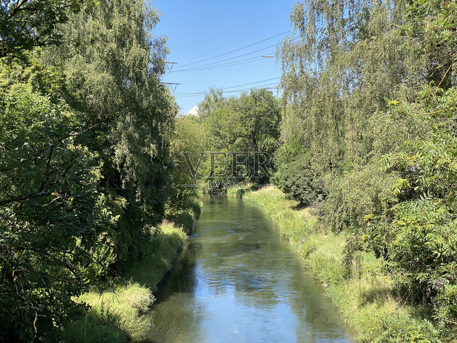 格拉特河与堤岸和沿公路通过城市Zürich(苏黎世或苏黎世)-瑞士(Schweiz)照片摄影图片