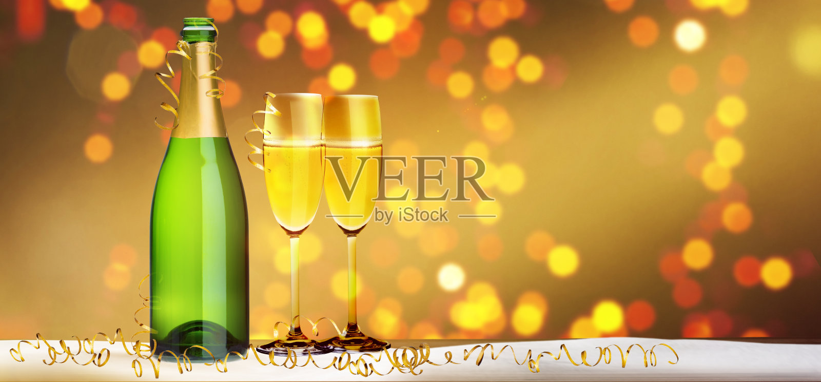 在新年前夕用酒瓶和玻璃杯盛着香槟照片摄影图片