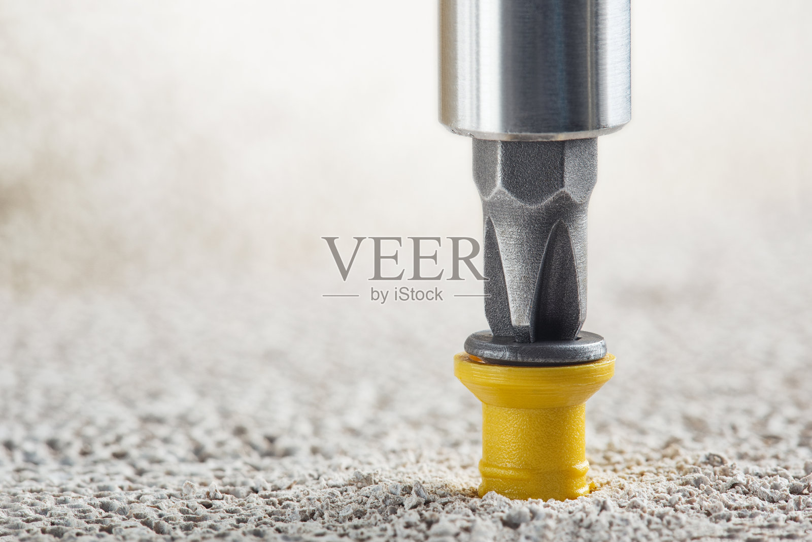 螺丝刀螺丝和销钉在混凝土墙的背景照片摄影图片