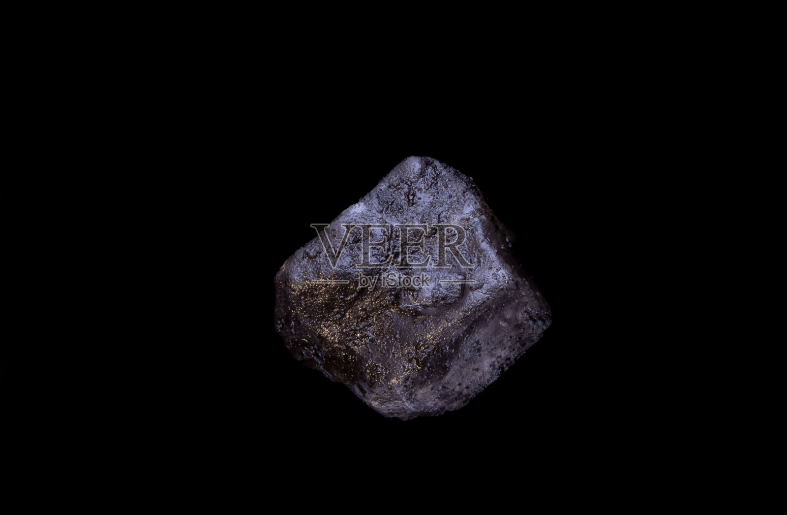 超微距拍摄单晶黑色夏威夷盐非常接近黑色背景孤立照片摄影图片