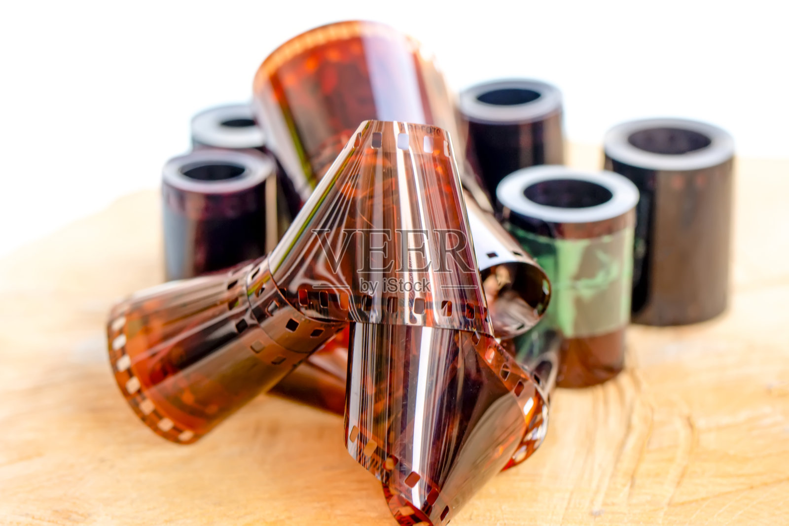 复古胶片相机。木制背景上的老式相机肖像。照片摄影图片