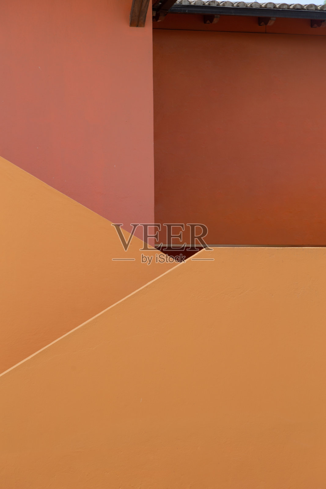 近距离的纯粉色和橘色墙壁，带有直线，现代设计照片摄影图片