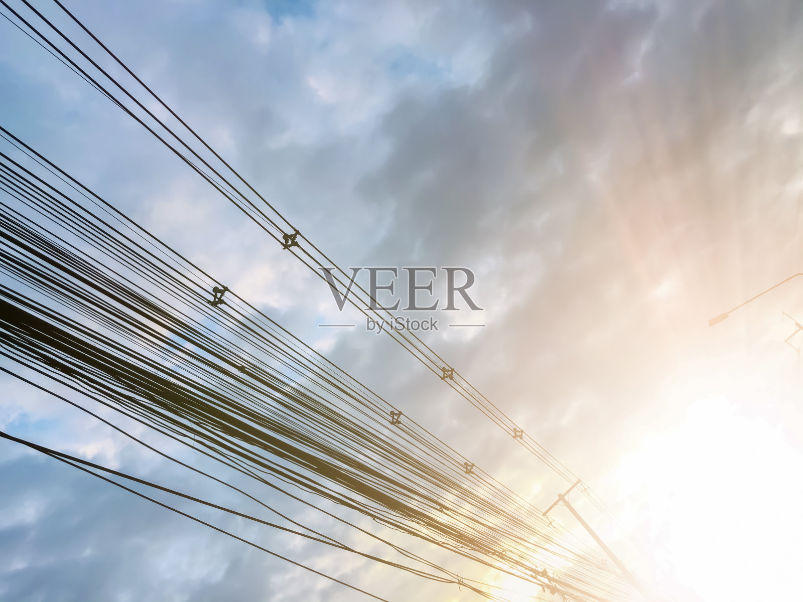 长长的电线和夜晚照片摄影图片