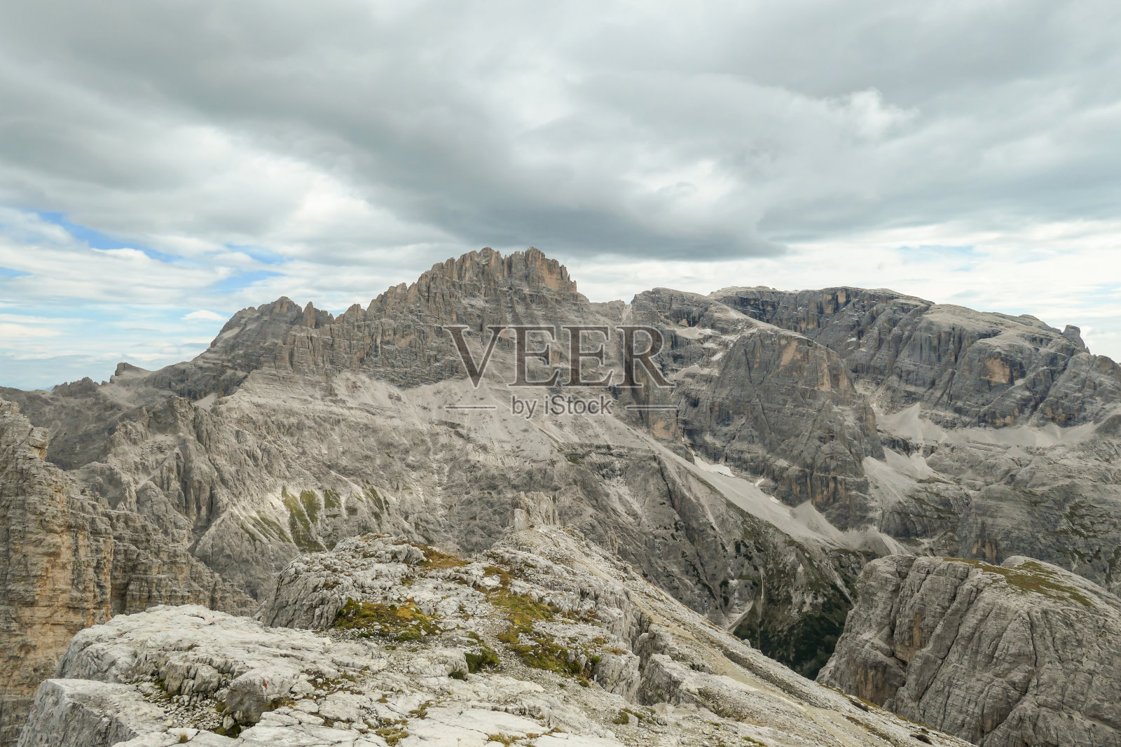 Oberbachernspitze -在意大利白云石的一个高和荒凉的山峰上的无尽的观点。照片摄影图片