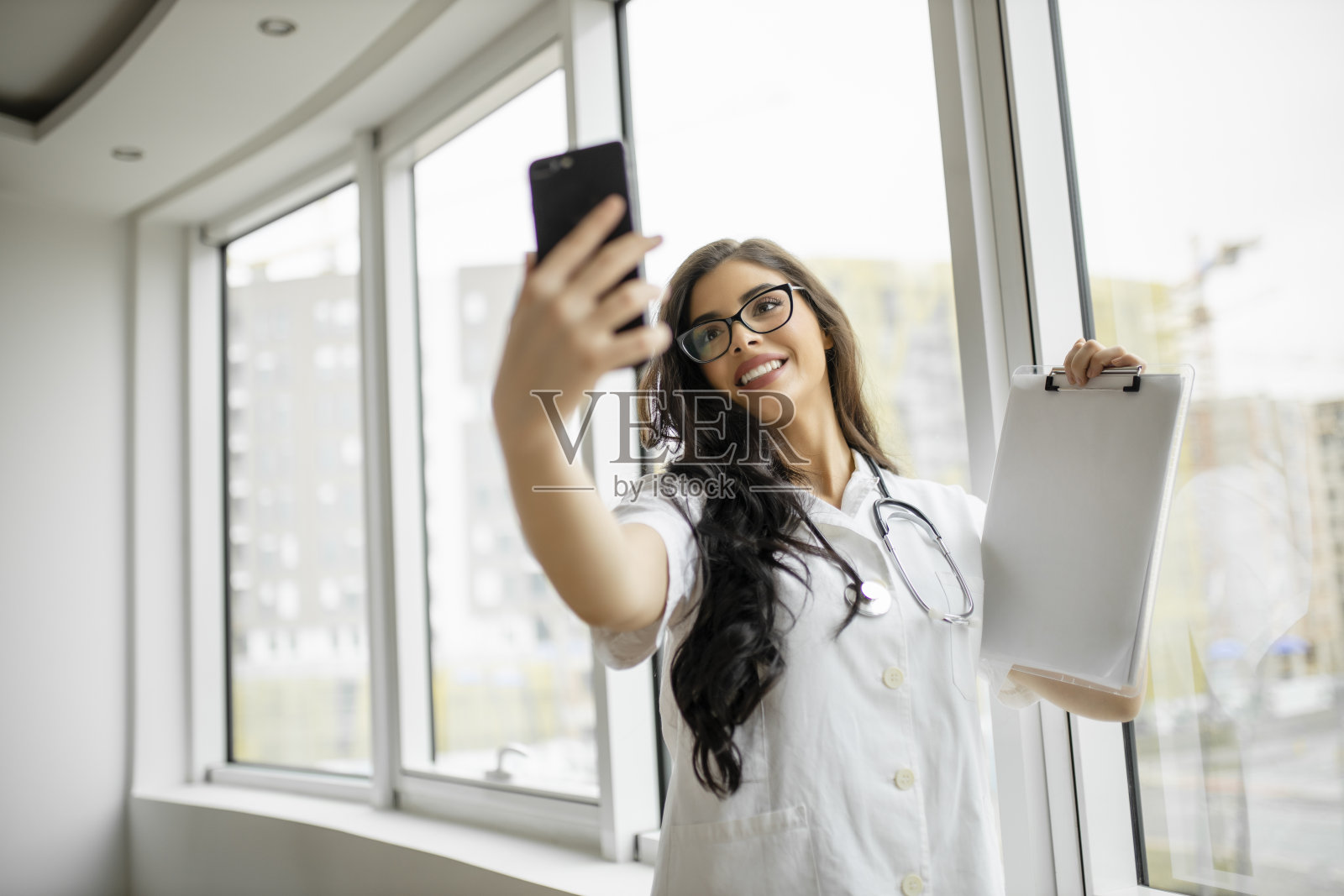 美丽的女医生正在和病人视频通话照片摄影图片