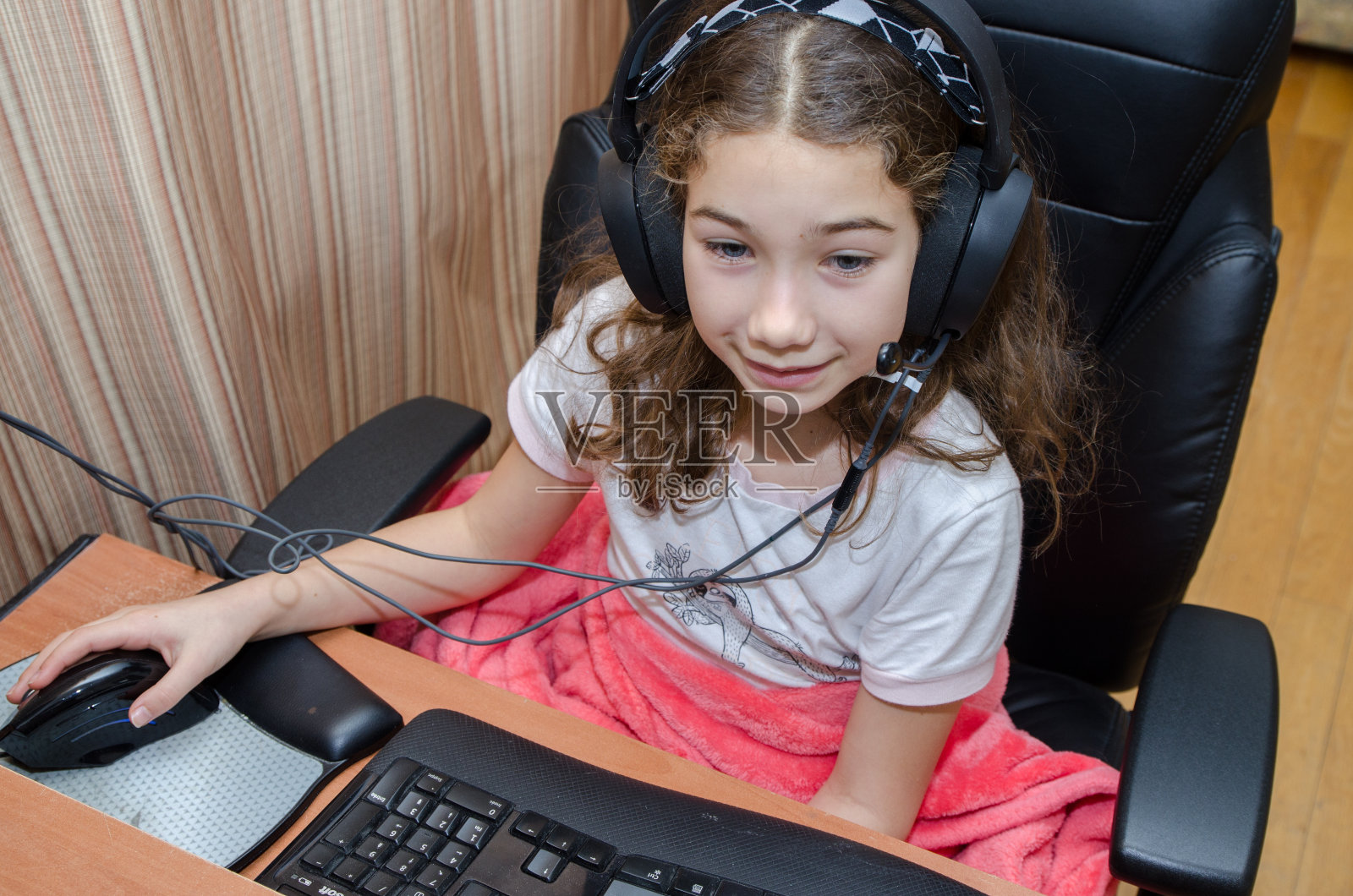 使用电脑的女孩照片摄影图片