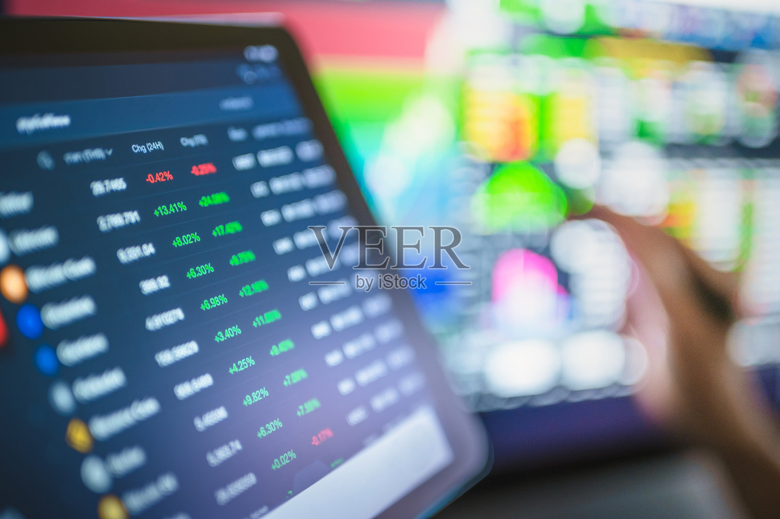 亚洲交易员使用在线区块链加密货币业务交易概念比特币在新的商业世界照片摄影图片