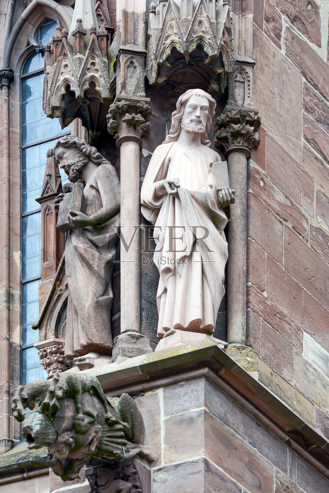 弗莱堡大教堂的人物:不同修复阶段的圣徒。照片摄影图片