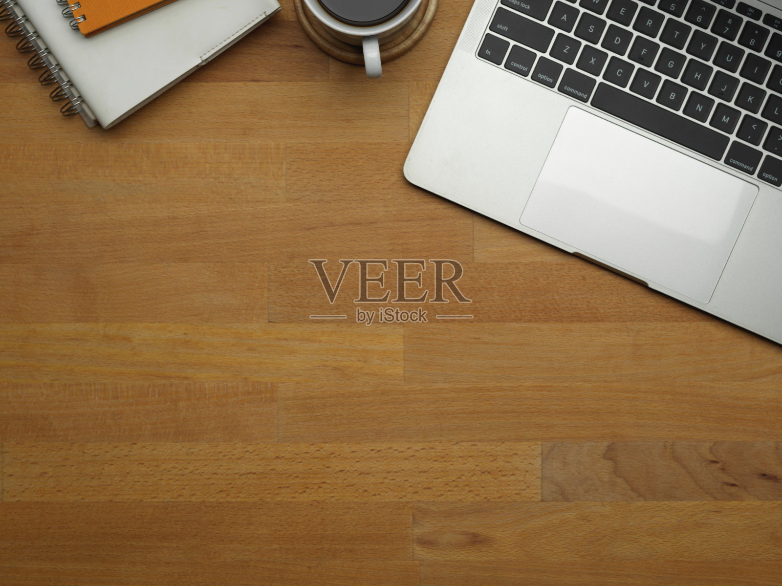 用笔记本电脑和其他用品近距离查看工作台上的拷贝空间照片摄影图片