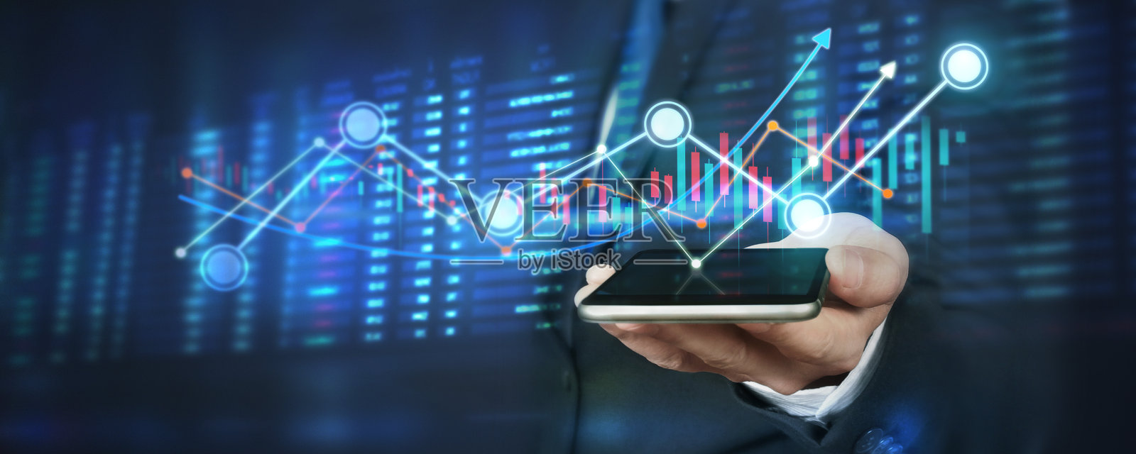 手持智能手机设备和触摸屏。商人商人看着用图表分析蜡烛照片摄影图片