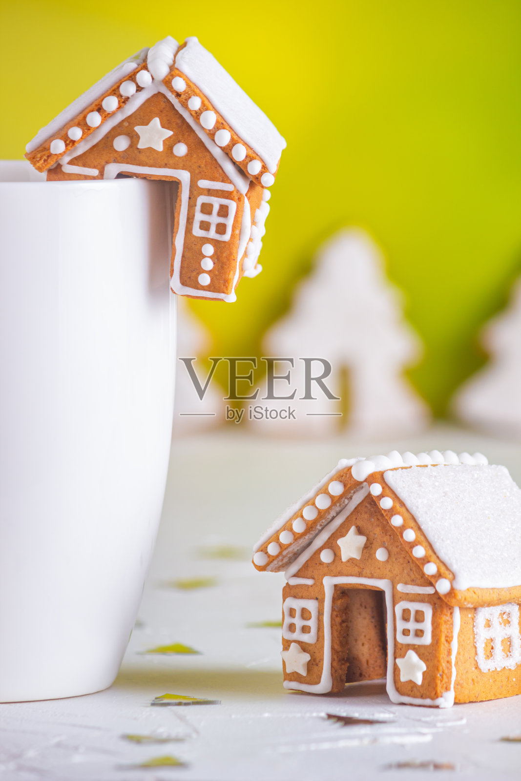 姜饼小屋和一杯牛奶，特写镜头。圣诞节庆祝活动的概念照片摄影图片